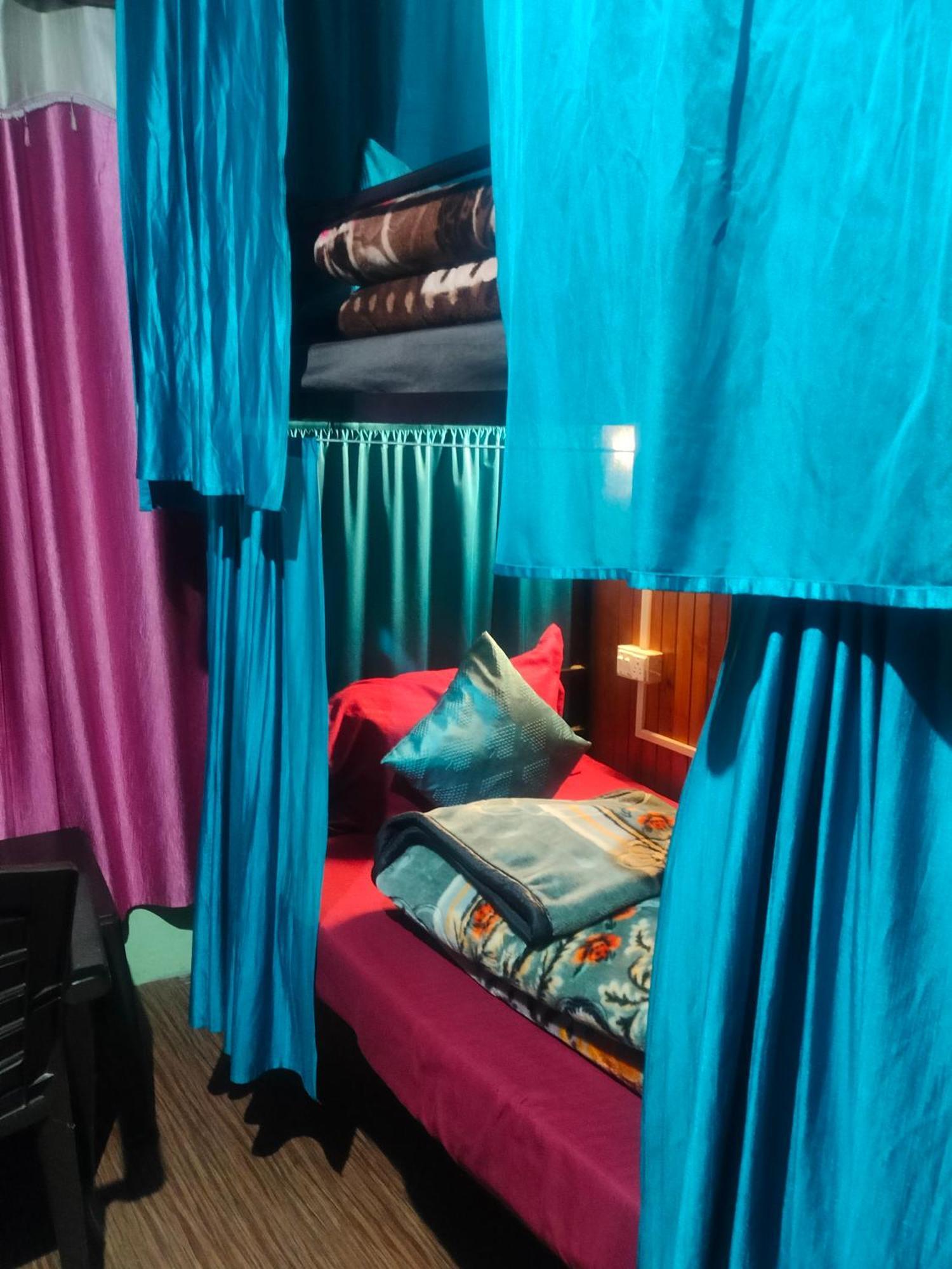 Non Stop Cafe Hostel & Stay Manāli Стая снимка